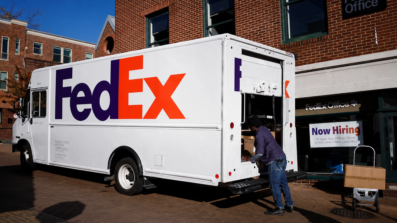 FedEx Shares Slide as Margin Drop Overshadows Revenue Growth Forecast